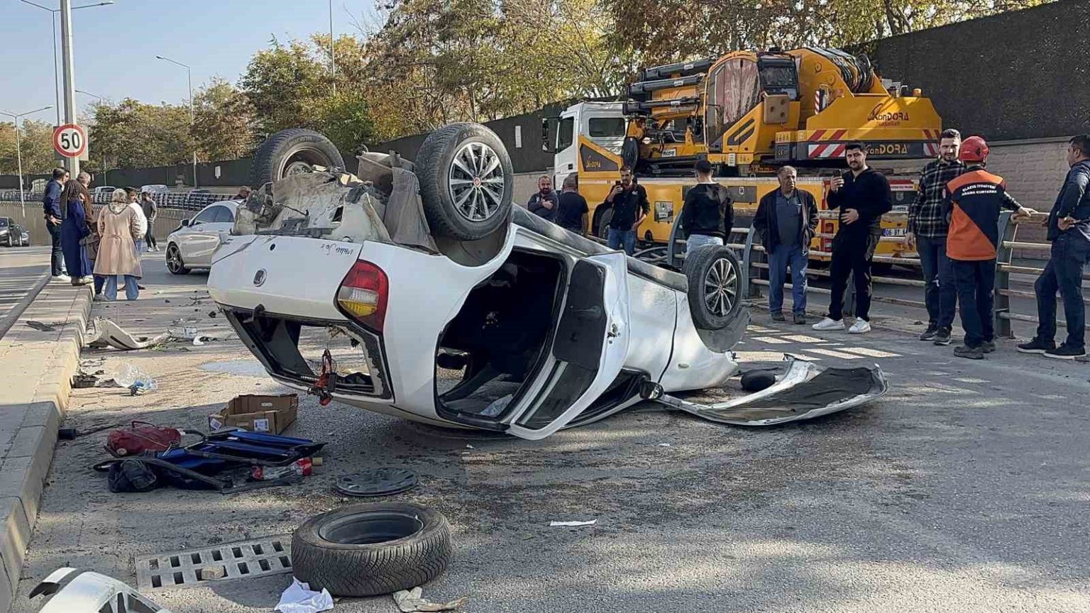 otomobil-karsi-seride-gecerek-ters-dondu-2-yarali