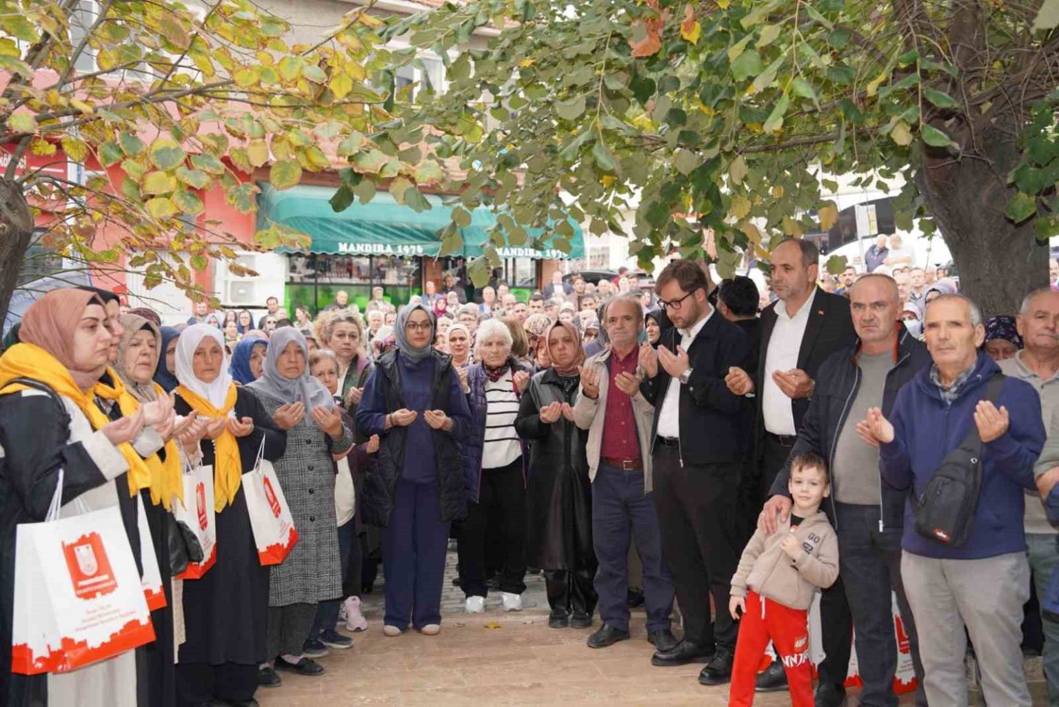 pinarhisarda-57-kisilik-umre-kafilesi-dualarla-ugurlandi