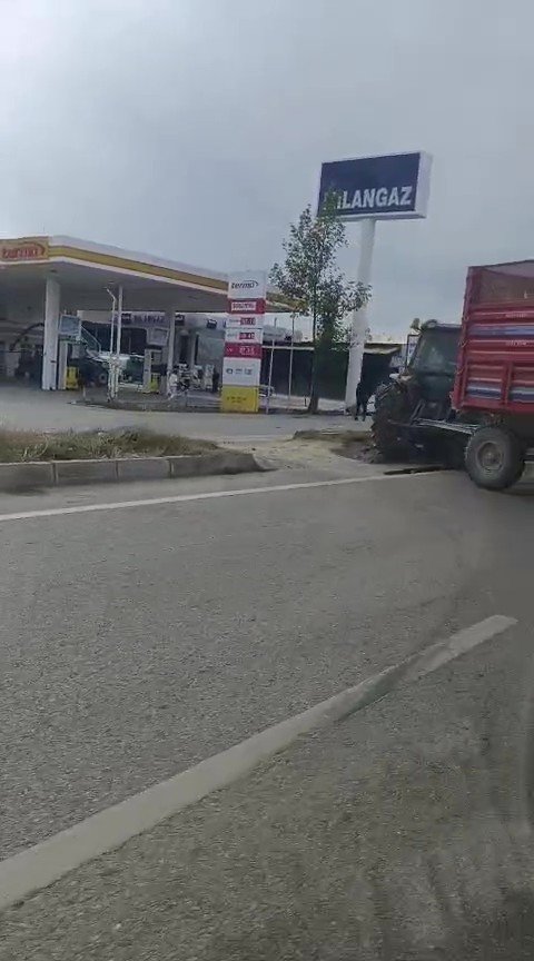 refujden-yolun-karsisina-gecmek-isteyen-traktore-otomobil-carpti