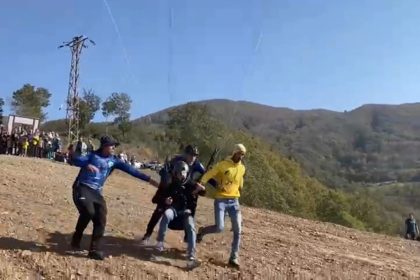 renkli-festivalde-kisa-sureli-korku-parasutcu-kayaya-carpti