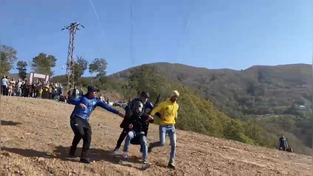 renkli-festivalde-kisa-sureli-korku-parasutcu-kayaya-carpti