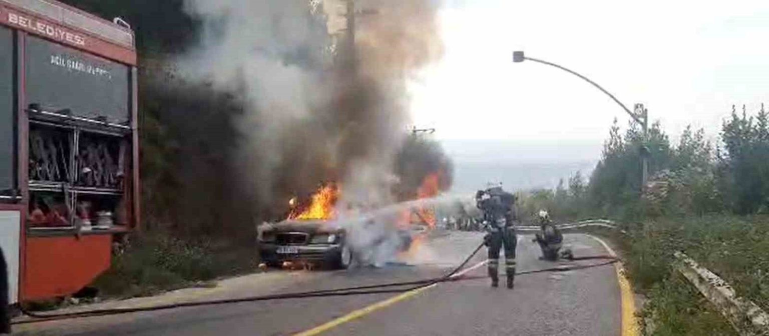 seyir-halindeki-otomobil-alevlere-teslim-oldu