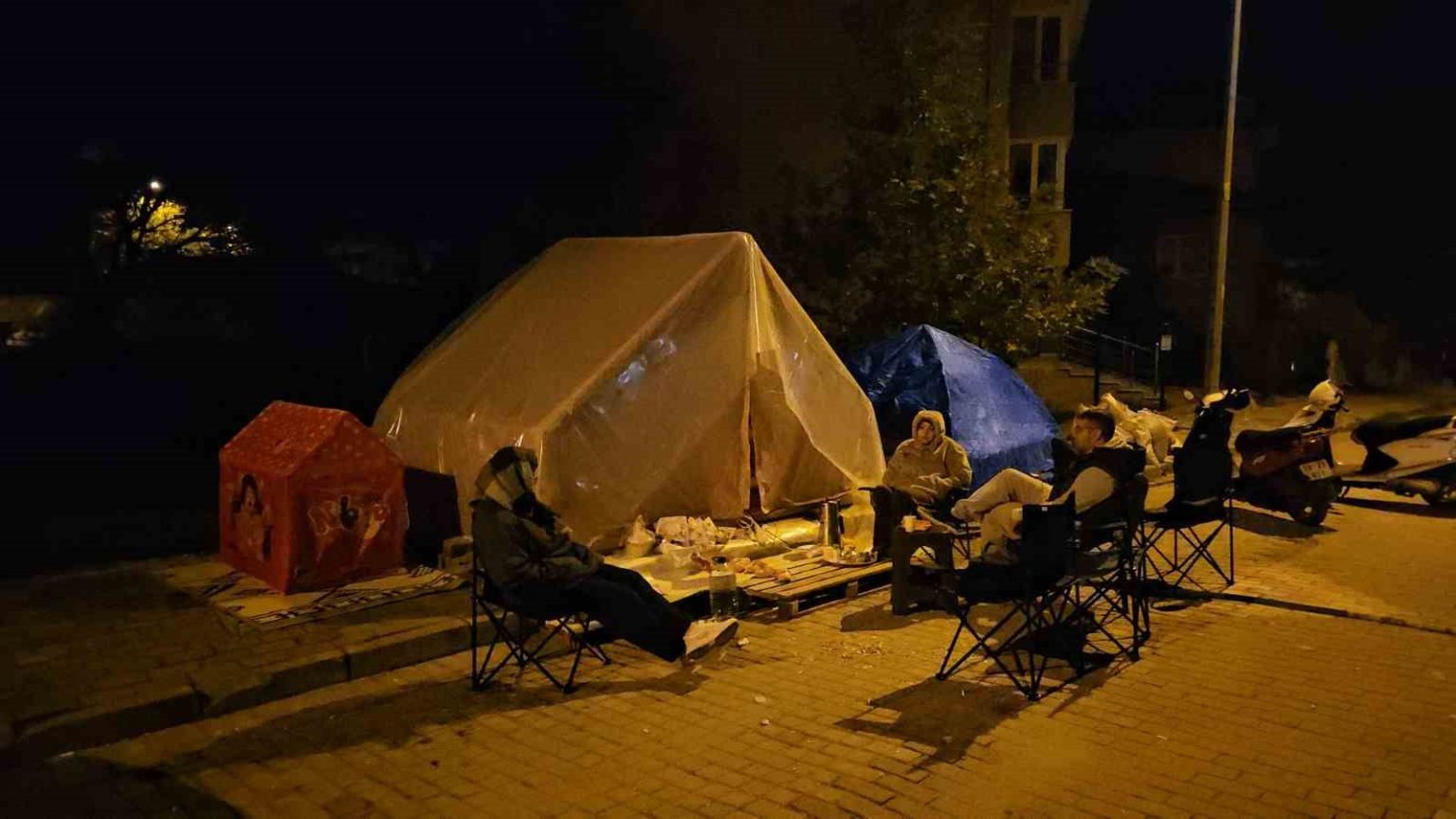 sindirgida-depremler-vatandasi-tedirgin-ediyor