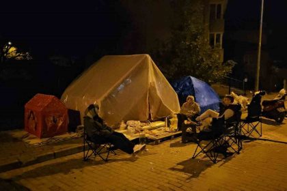 sindirgida-depremler-vatandasi-tedirgin-ediyor