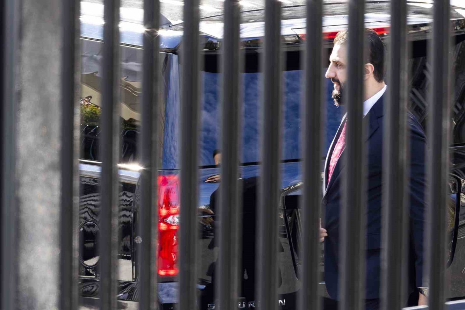 suriye-devlet-baskani-es-sara-abd-baskani-trump-ile-bir-araya-geldi