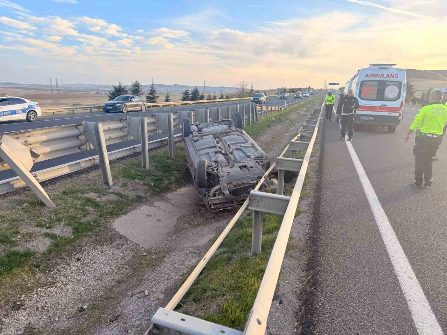 surucusunun-direksiyon-hakimiyetini-kaybettigi-otomobil-refujde-ters-dondu-1i-cocuk-3-yarali