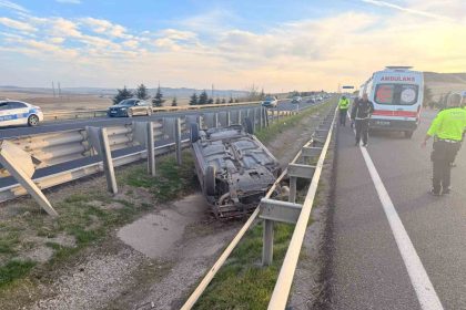 surucusunun-direksiyon-hakimiyetini-kaybettigi-otomobil-refujde-ters-dondu-1i-cocuk-3-yarali