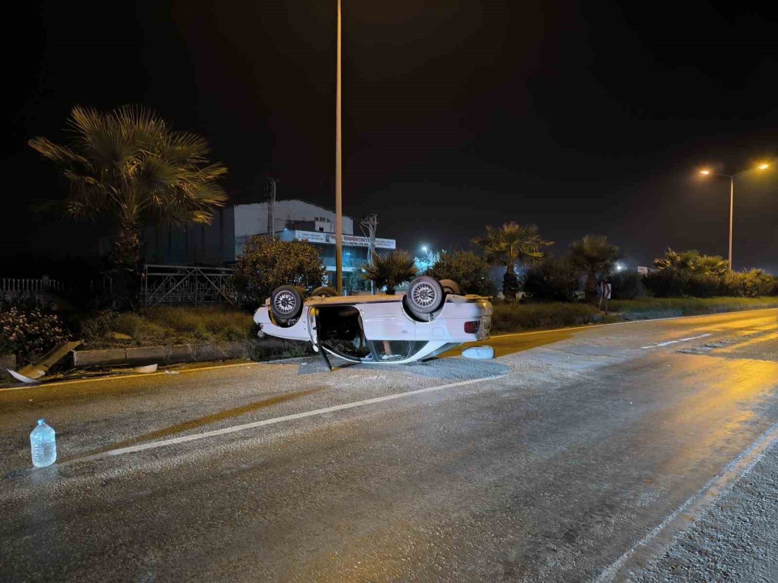 takla-atarak-ters-donen-otomobilin-surucusu-yaralandi