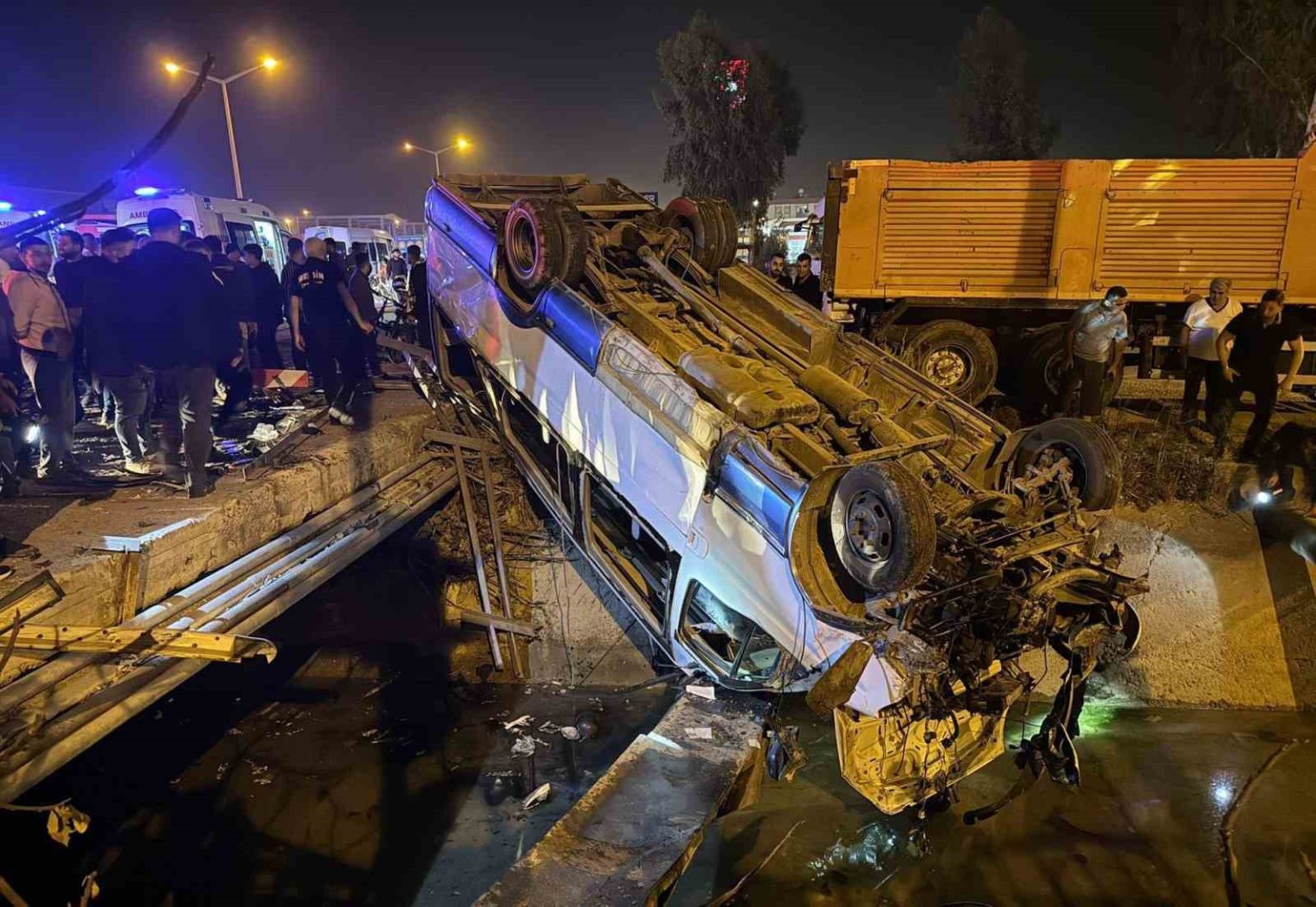 tarsusta-yolcu-minibusu-ile-otomobil-carpisti-10-yarali