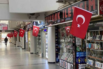 tasbasi-carsisindaki-dukkanlar-turk-bayraklari-ile-donatildi