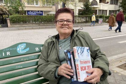 tek-gozu-gormeyen-66-yasindaki-kadin-her-gun-300-sayfa-kitap-okuyor