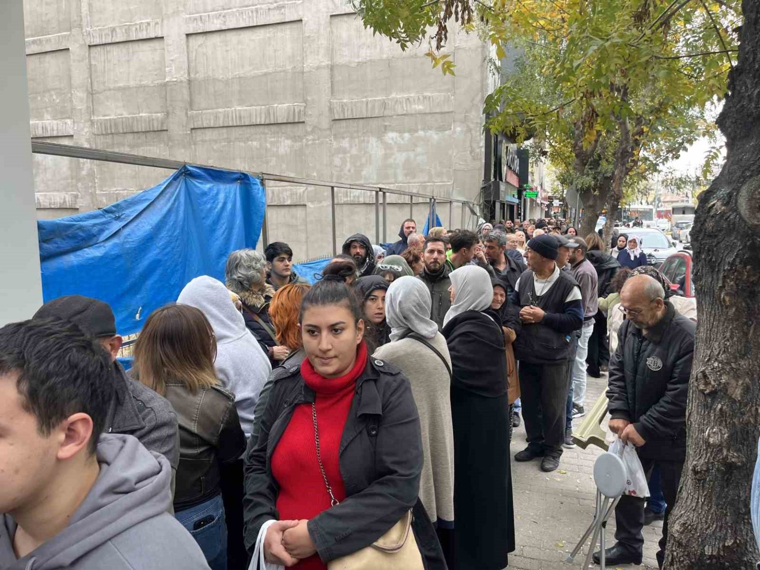 toki-basvurusu-yapmak-isteyen-vatandaslar-yuzlerce-metre-kuyruk-olusturdu