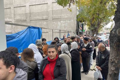 toki-basvurusu-yapmak-isteyen-vatandaslar-yuzlerce-metre-kuyruk-olusturdu