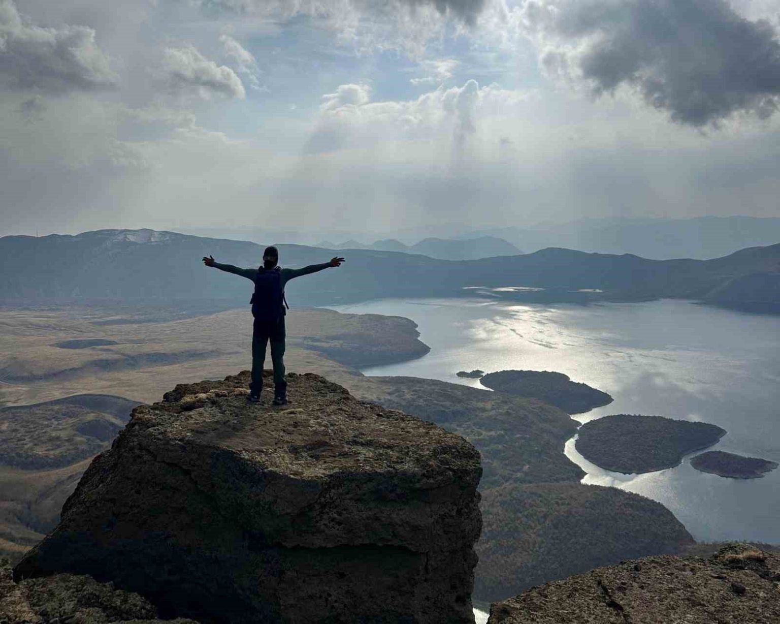 vanli-dagcilardan-nemrut-kalderasinda-12-saatlik-zorlu-yuruyus