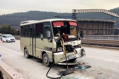yolcu-minibusu-tir-dorsesine-carpti