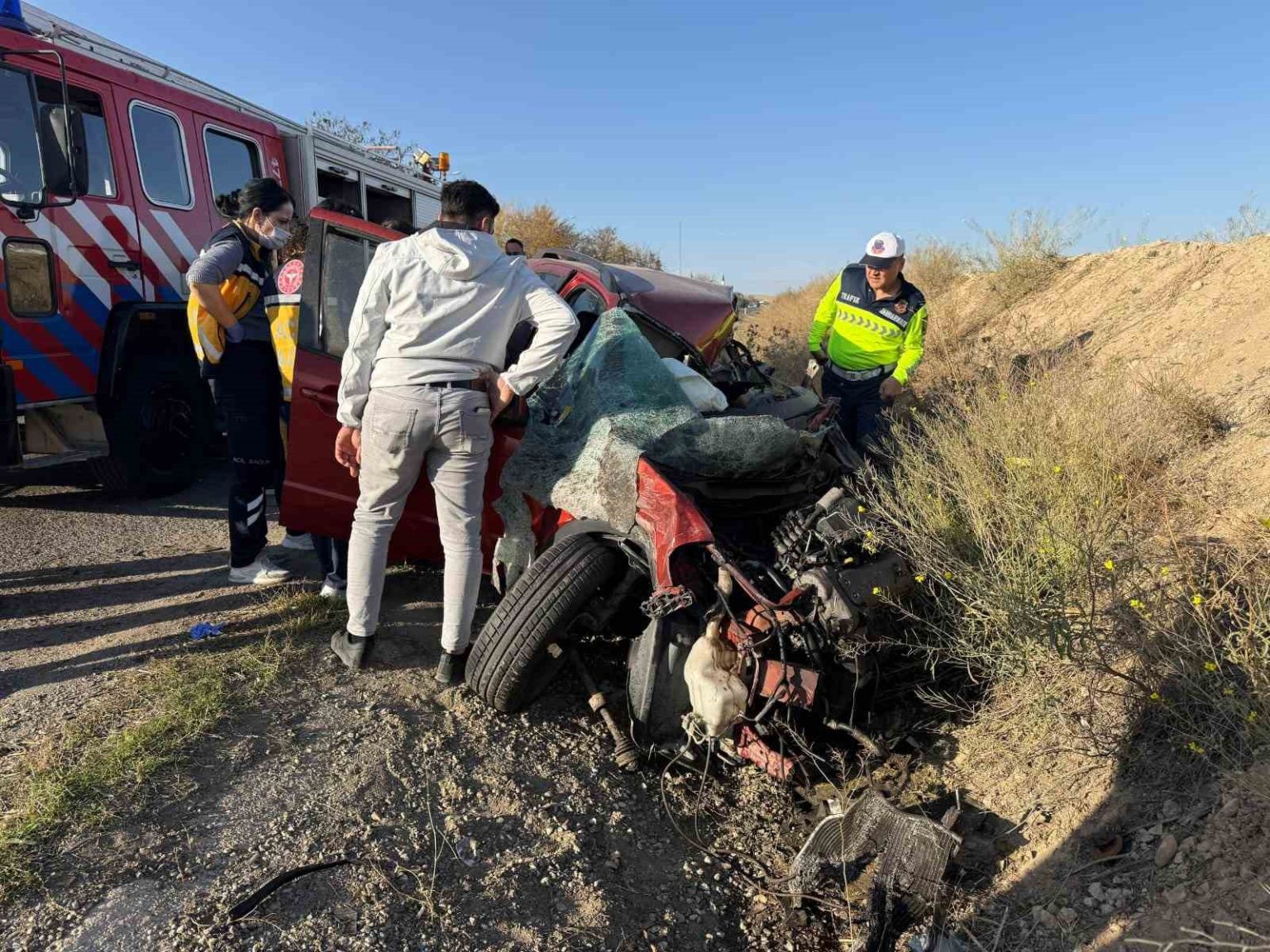 yuk-kamyonuyla-carpisan-otomobil-hurdaya-dondu-1-olu-1-yarali