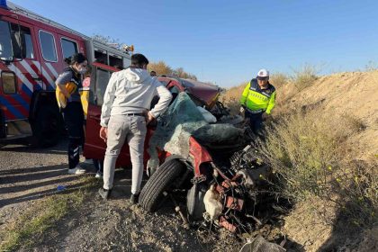 yuk-kamyonuyla-carpisan-otomobil-hurdaya-dondu-1-olu-1-yarali