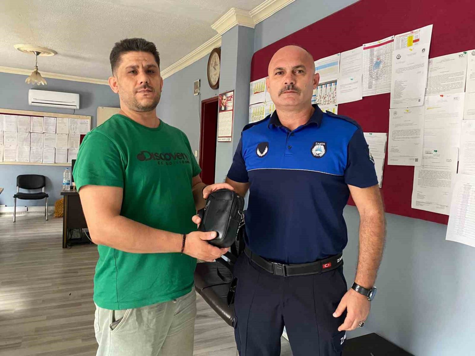 zabita-ekiplerinin-devriye-atarken-yerde-bulduklari-canta-sahibine-teslim-edildi