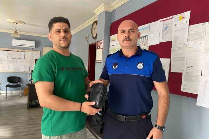 zabita-ekiplerinin-devriye-atarken-yerde-bulduklari-canta-sahibine-teslim-edildi