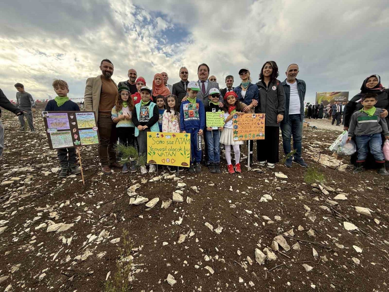 4-bin-500-fidan-yanan-ormanlik-alanda-toprakla-bulustu