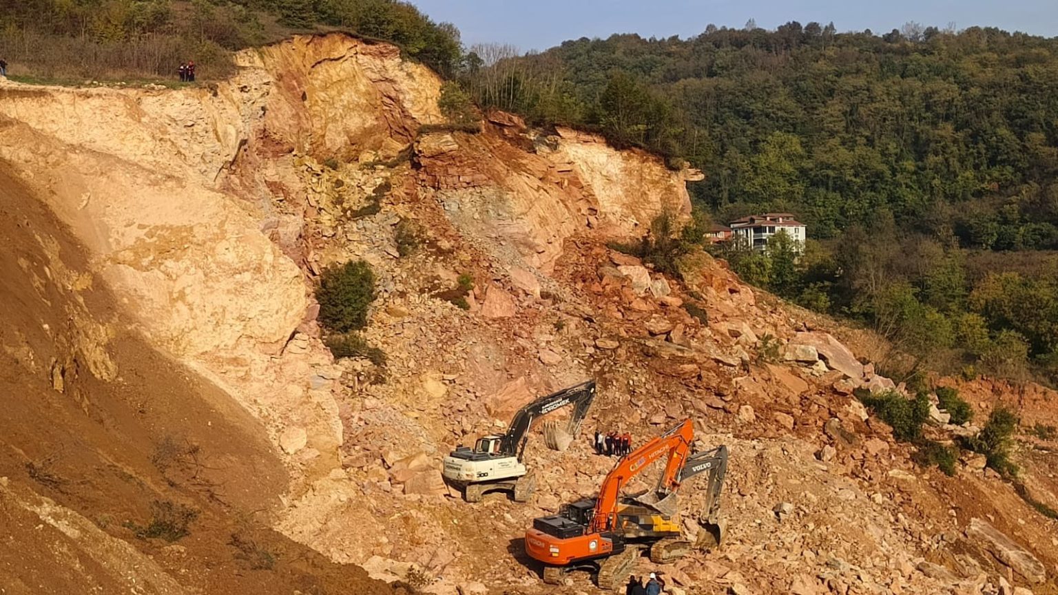 75-yasindaki-isci-6-gundur-enkaz-altinda