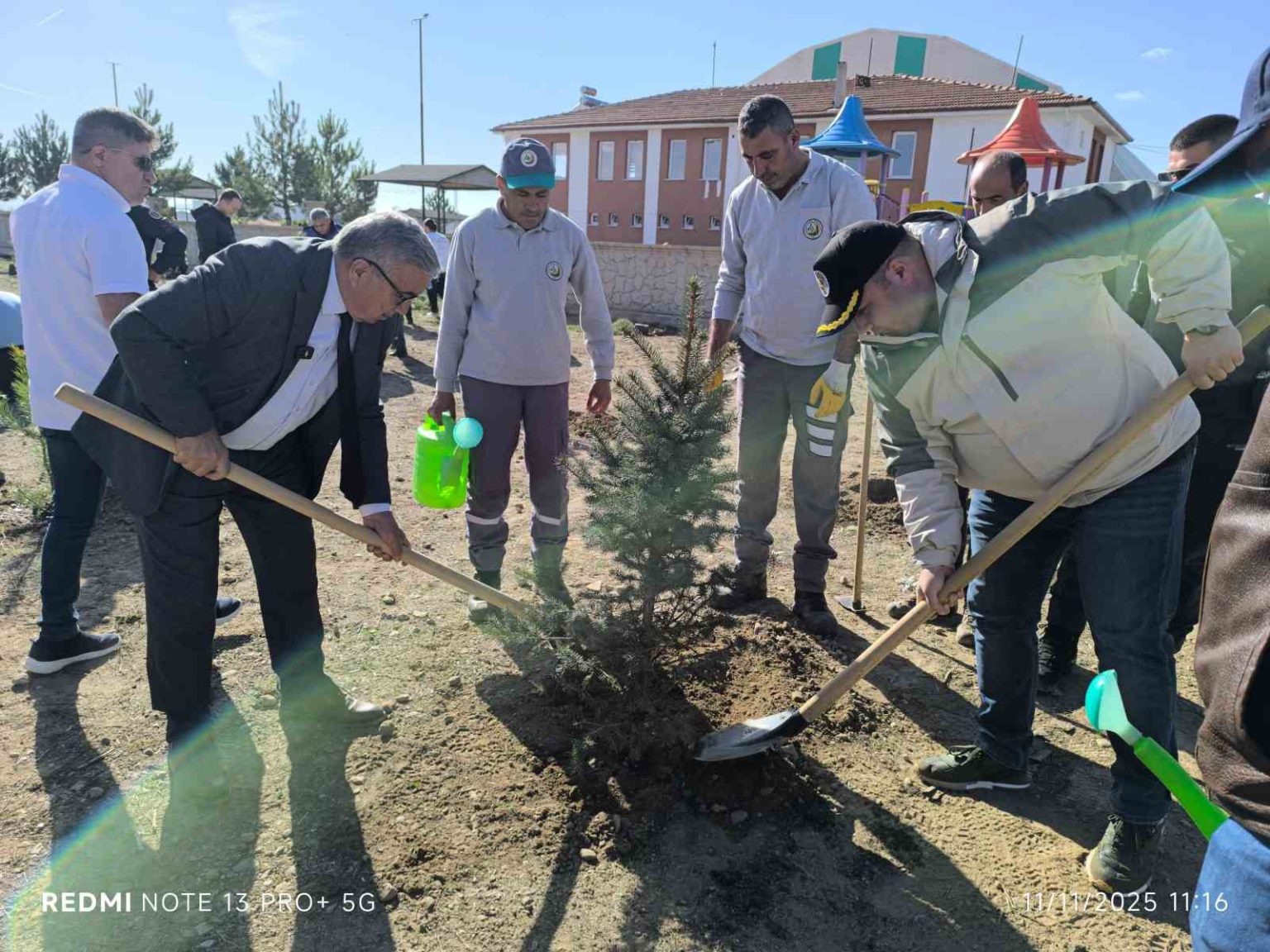 afyonkarahisarda-binlerce-fidan-toprakla-bulusturuldu