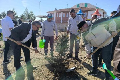 afyonkarahisarda-binlerce-fidan-toprakla-bulusturuldu