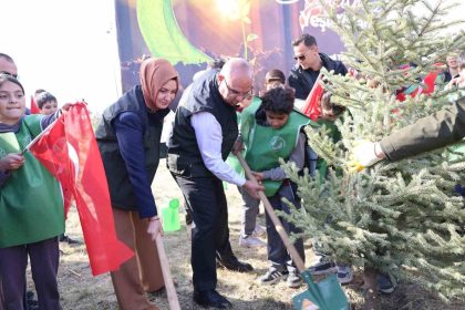 agrida-binlerce-fidan-toprakla-bulustu