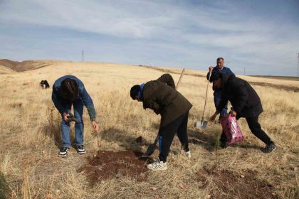 ahlatta-maziden-atiye-programi-kapsaminda-ogrenciler-fidan-dikti