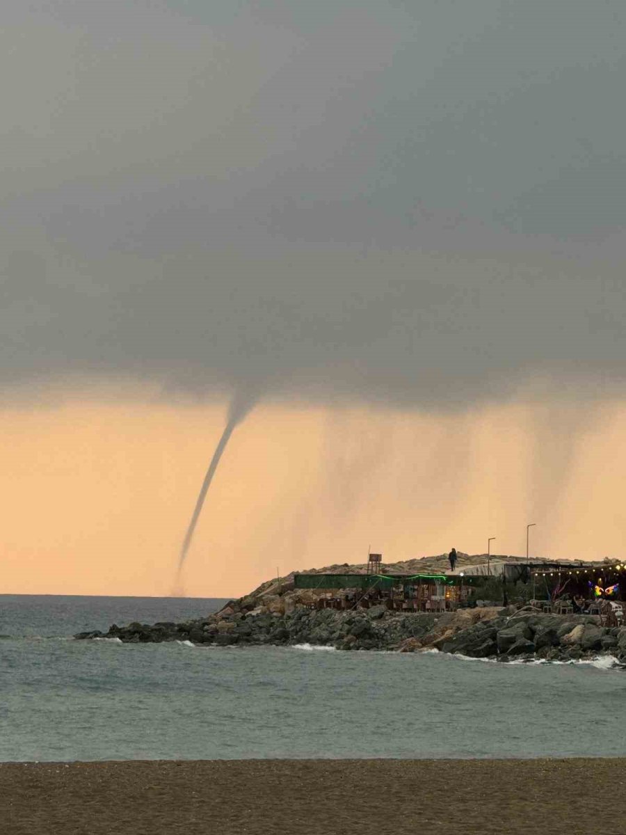 akdenizde-olusan-hortum-kameraya-yansidi