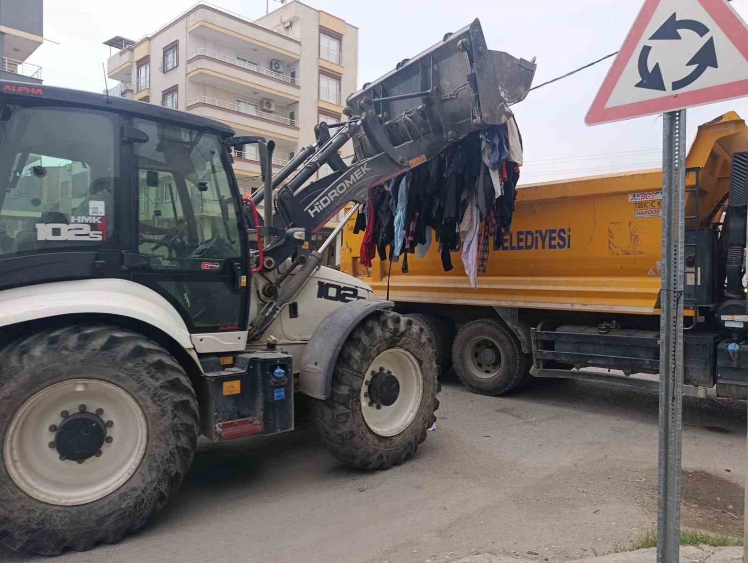 akenizde-caddeye-dokulen-tekstil-atiklari-kisa-surede-temizlendi