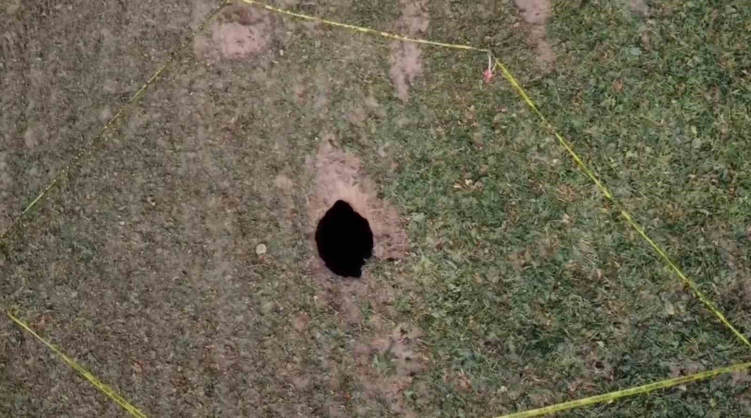 aksarayda-pancar-tarlasinda-obruk-olustu