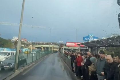 altunizadedeki-metrobus-kuyrugunda-yolcular-yagmur-altinda-islandi