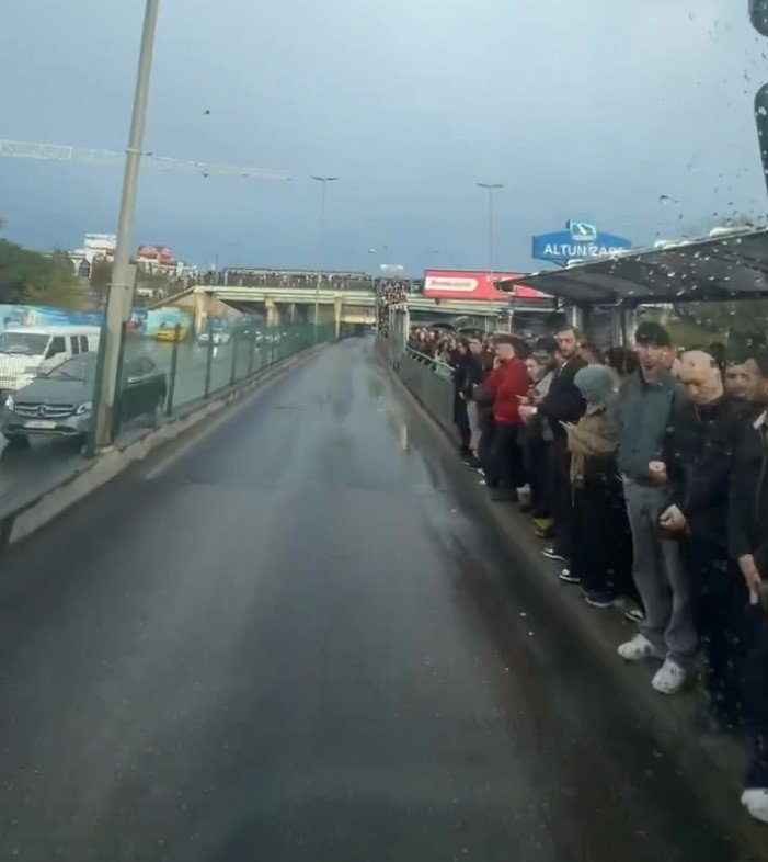 altunizadedeki-metrobus-kuyrugunda-yolcular-yagmur-altinda-islandi