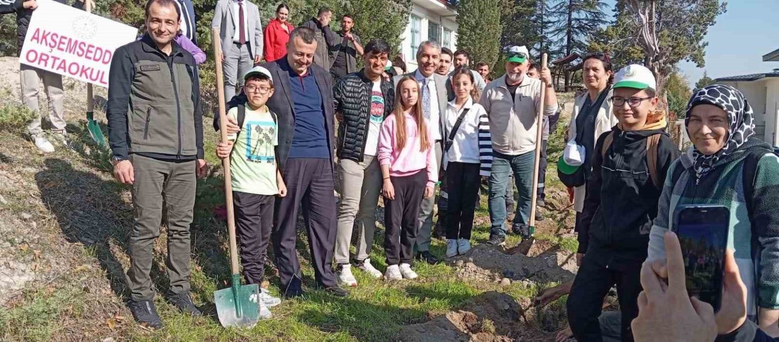 ankarada-milli-agaclandirma-gununde-fidanlar-toprakla-bulustu