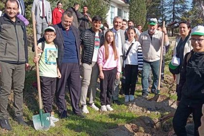 ankarada-milli-agaclandirma-gununde-fidanlar-toprakla-bulustu