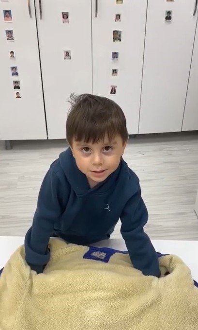 annesiyle-birlikte-olu-bulunmustu-kucuk-cocugun-goruntusu-yurekleri-sizlatti