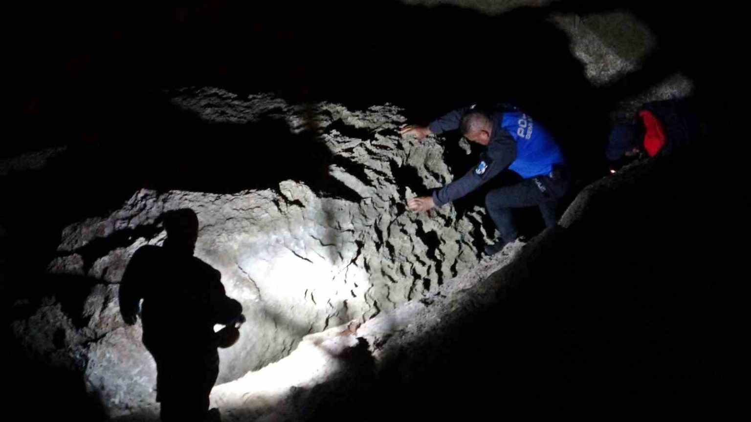 antalyada-30-metrelik-falezlerden-kayalik-alana-duserek-hayatini-kaybeden-gencin-kimligi-belli-oldu