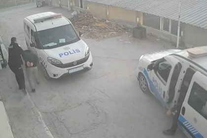 aracla-carptigi-kisiyi-demir-cubukla-olduren-katil-zanlisinin-yakalandigi-anlar-guvenlik-kamerasinda