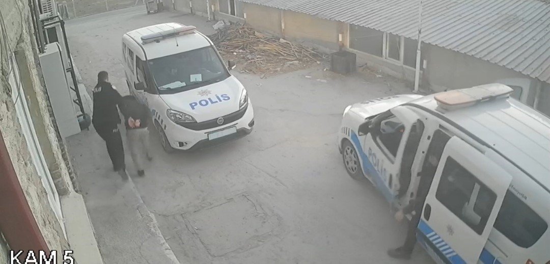 aracla-carptigi-kisiyi-demir-cubukla-olduren-katil-zanlisinin-yakalandigi-anlar-guvenlik-kamerasinda