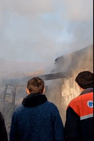 ardahanda-korkutan-yangin-2-traktor-ve-ekipmanlar-kul-oldu