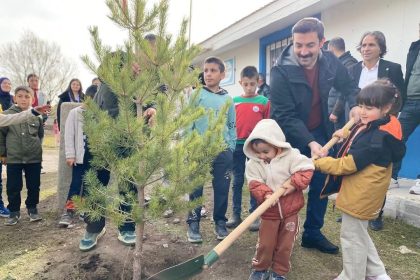 arpacayda-milli-agaclandirma-gununde-fidanlar-toprakla-bulustu