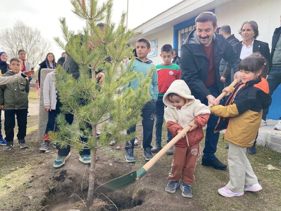arpacayda-milli-agaclandirma-gununde-fidanlar-toprakla-bulustu