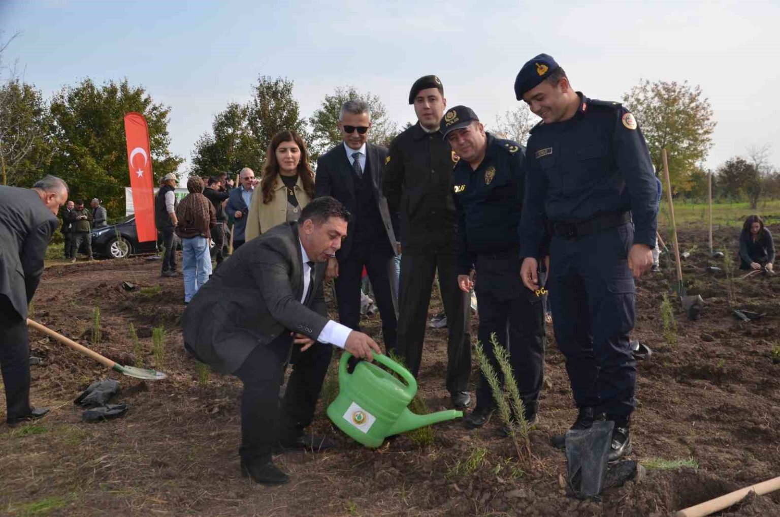 bafrada-8-bin-fidan-toprakla-bulustu