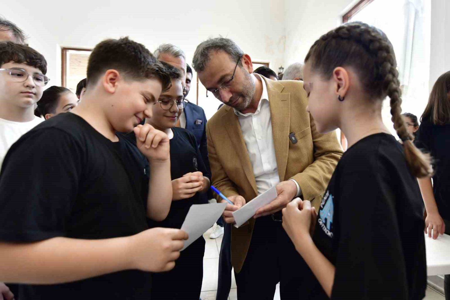 baskan-ahmet-cinden-universiteyi-kazanan-genclere-mujde-15-bin-liralik-egitim-destegi-basladi