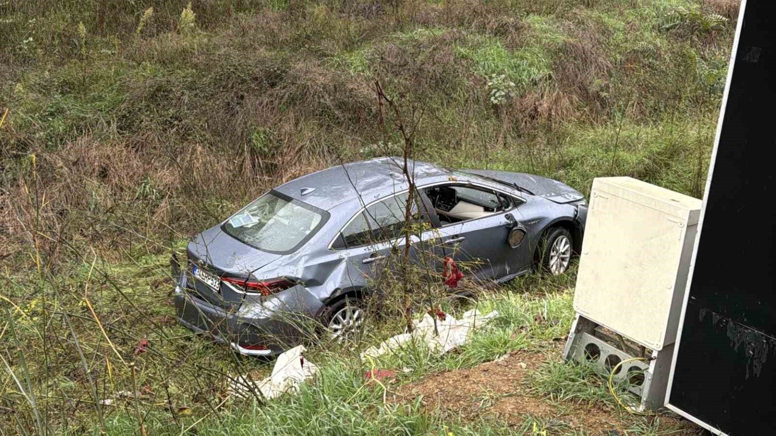 besiktasta-takla-atan-arac-sarampole-uctu-surucu-yaralandi