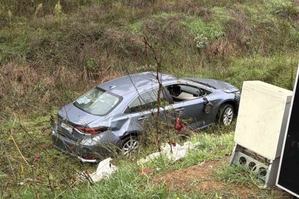 besiktasta-takla-atan-arac-sarampole-uctu-surucu-yaralandi