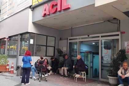 beyoglunda-ozel-hastane-deprem-tadilati-gerekcesiyle-kapatildi-isten-cikarilan-calisanlar-tepki-gosterdi