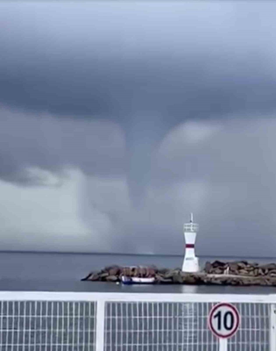 bozcada-aciklarinda-denizde-hortum-olustu