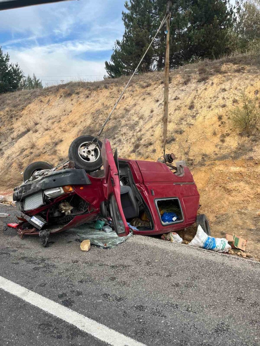 bozuyukte-kontrolden-cikan-kamyonet-ters-dondu-2-kisi-yaralandi